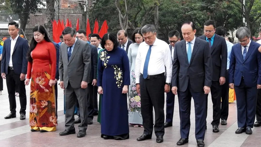 Các đồng chí lãnh đạo TP Hà Nội tưởng niệm V.I.Lê-nin