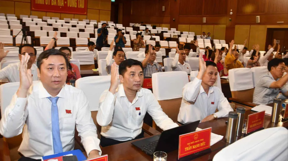Các đại biểu HĐND tỉnh Bà Rịa - Vũng Tàu biểu quyết thông qua nghị quyết kỳ họp