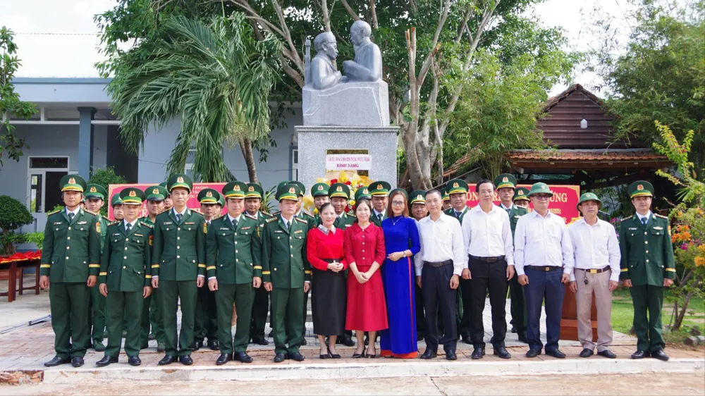 Đảng ủy, Bộ Chỉ huy Bộ đội Biên phòng tỉnh Bà Rịa – Vũng Tàu khánh thành tượng đài Bác Hồ với chiến sĩ Biên phòng tại Đồn Biên phòng Phước Thuận, huyện Xuyên Mộc