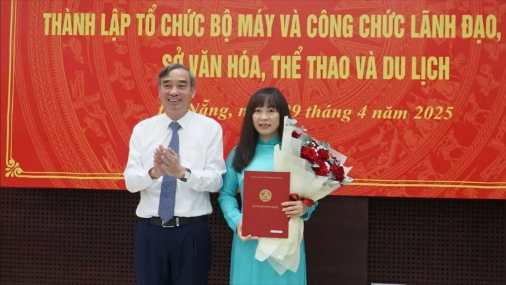 Ông Lê Trung Chinh, Chủ tịch UBND TP Đà Nẵng trao quyết định cho bà Trương Thị Hồng Hạnh. Ảnh: XUÂN QUỲNH