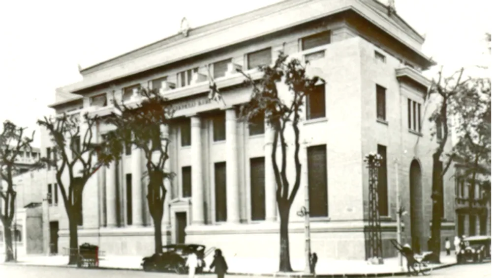 Tòa nhà Ngân hàng HSBC của Anh thập niên 1930 tại góc Bến Chương Dương-Hồ Tùng Mậu, nay do Ngân hàng Nhà nước quản lý. Ảnh: TƯ LIỆU