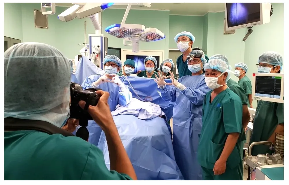 Các bác sĩ hoàn thành ca mổ tách 2 bé Diệu Nhi - Trúc Nhi. Ảnh: BỆNH VIỆN NHI ĐỒNG THÀNH PHỐ