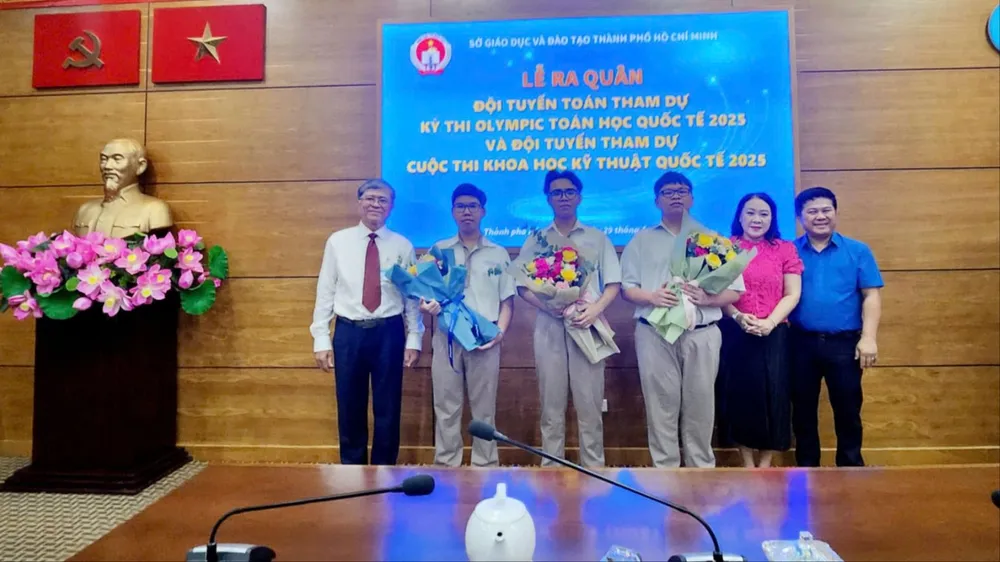 Giám đốc Sở GD-ĐT TPHCM Nguyễn Văn Hiếu chụp hình cùng học sinh trong các đội tuyển 