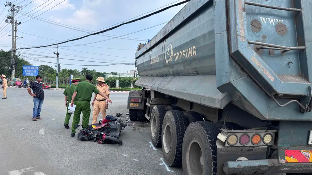 Công an tiến hành khám nghiệm hiện trường vụ tai nạn 