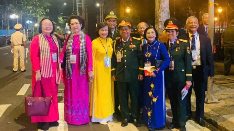 Tác giả và đại biểu dự lễ kỷ niệm 50 năm Ngày Giải phóng miền Nam, thống nhất đất nước, chụp ảnh kỷ niệm