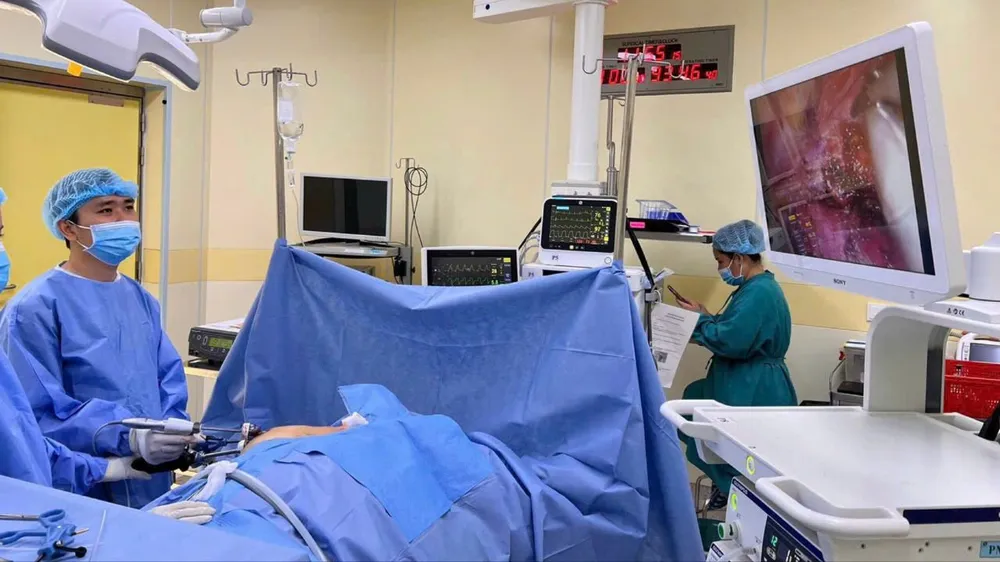 Bác sĩ đang phẫu thuật cho bệnh nhân