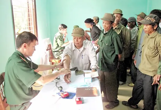 Bà con dân tộc ít người ở xã A Đớt đến khám bệnh tại Trạm quân dân y A Đớt do chương trình Nghĩa tình Trường Sơn xây tặng huyện A Lưới, TP Huế. Ảnh Việt Nga.jpg