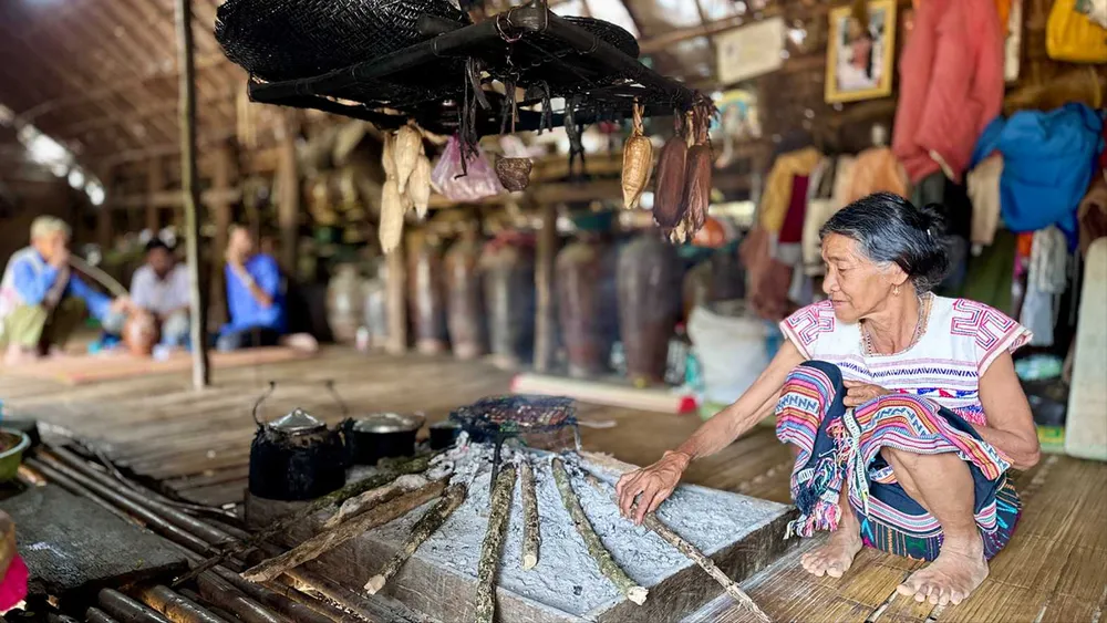 Bà Ka Diết ở buôn Bơ Đăng, thôn 2, xã Lộc Bắc, huyện Bảo Lâm (tỉnh Lâm Đồng) hàng ngày vẫn sinh hoạt trong căn nhà dài truyền thống được truyền từ nhiều đời