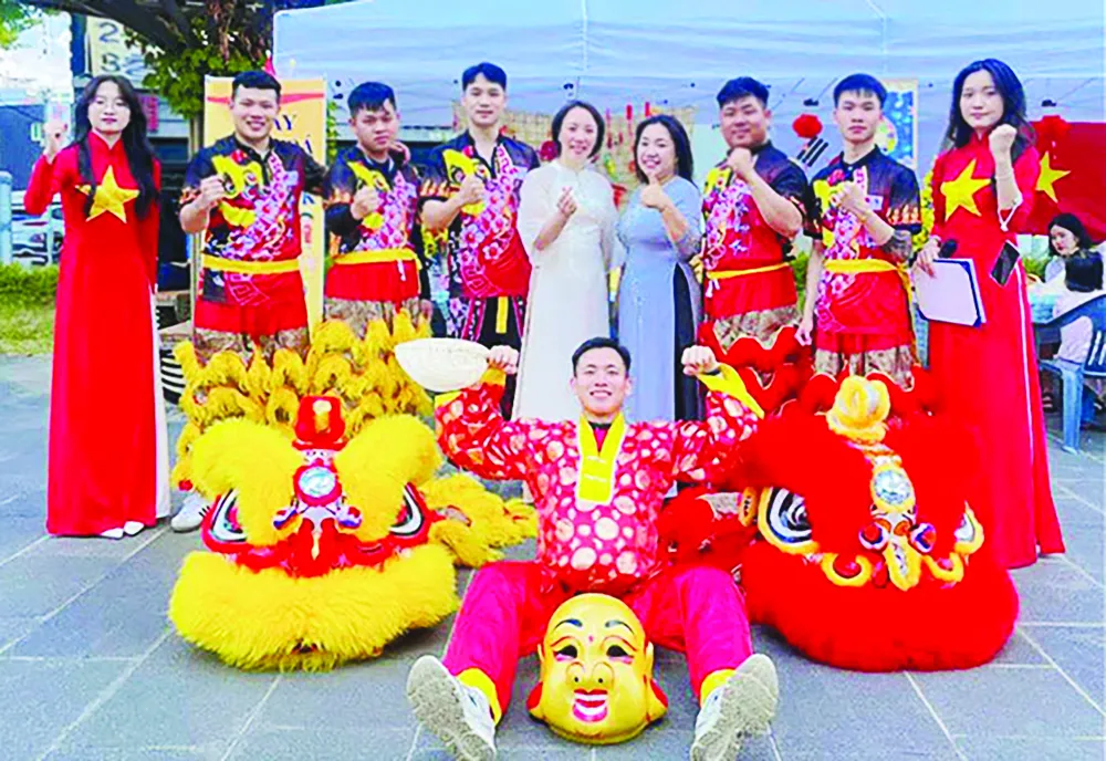 Chị Ứng Diệu Linh (áo dài trắng) tại Ngày văn hóa Việt Nam Jeonbuk 2024. Ảnh: KBS