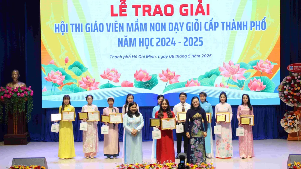 Trao giấy khen cho giáo viên đoạt giải nhất Hội thi "Giáo viên dạy giỏi" cấp thành phố năm học 2024-2025