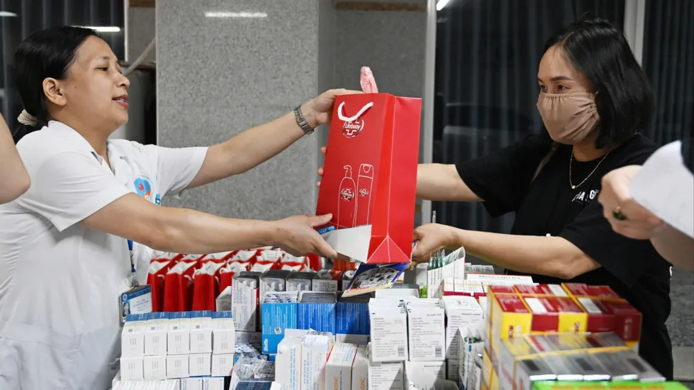 Khám bệnh và phát thuốc cho người dân