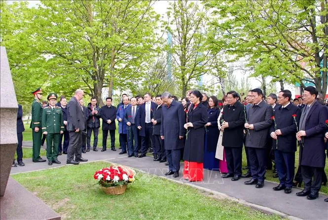 Tổng Bí thư Tô Lâm và Phu nhân cùng Đoàn đại biểu cấp cao Việt Nam đặt hoa tại tấm biển lưu danh Tổng Bí thư Lê Duẩn ở Moscow. Ảnh: TTXVN