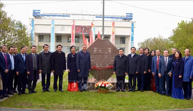 Tổng Bí thư Tô Lâm và Phu nhân cùng Đoàn đại biểu cấp cao Việt Nam đặt hoa tại tấm biển lưu danh Tổng Bí thư Lê Duẩn ở Moscow. Ảnh: TTXVN