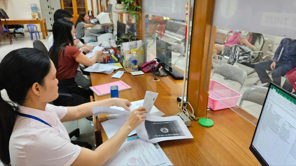 Công chức UBND phường 1, quận Gò Vấp giải quyết hồ sơ thủ tục hành chính cho người dân