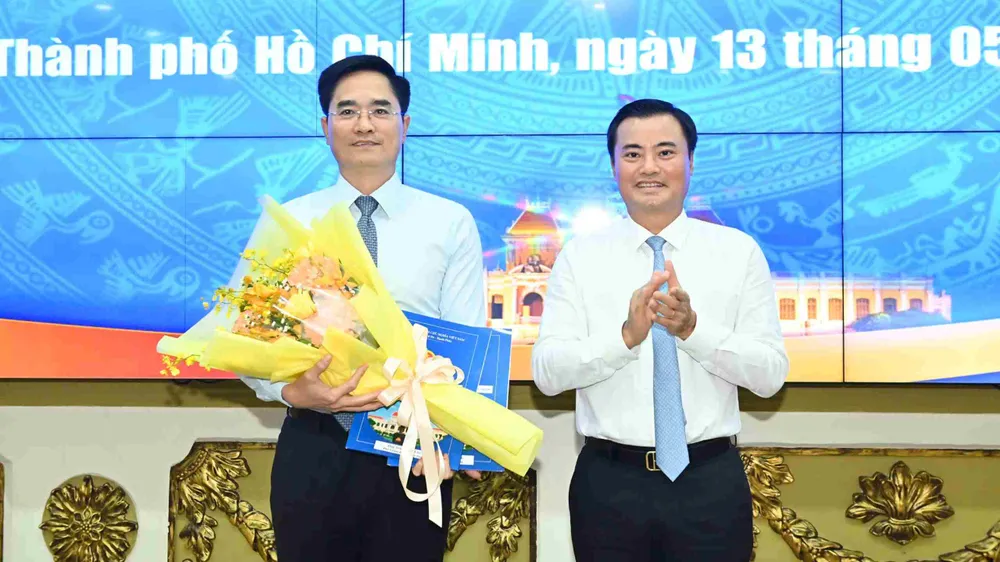 Ông Bùi Xuân Cường trao quyết định đến ông Trần Quang Lâm. Ảnh: VIỆT DŨNG