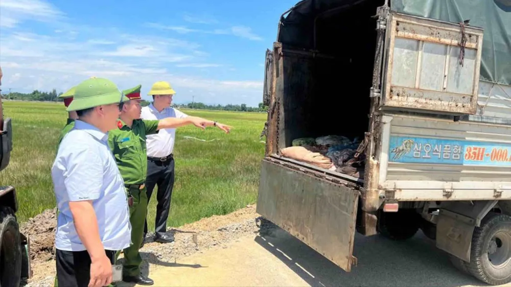 Vận chuyển sản phẩm động vật không rõ nguồn gốc. Ảnh: CÔNG AN HÀ TĨNH