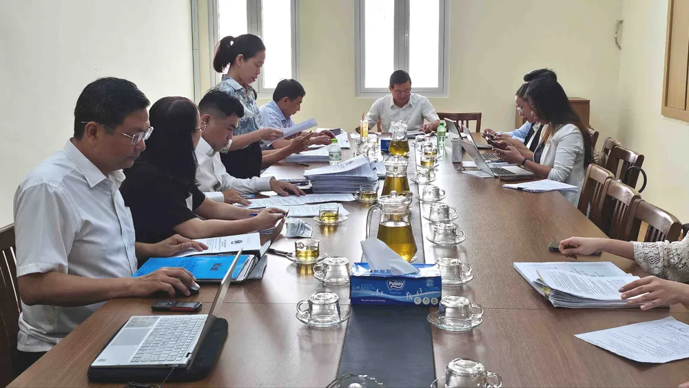 Tổ Công tác 5013 làm việc sáng 21-5. Ảnh: ĐỖ TRÀ GIANG