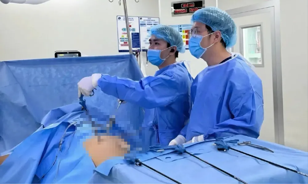 Bác sĩ đang phẫu thuật cho bệnh nhân