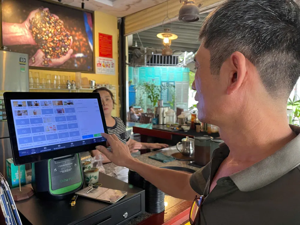 Sử dụng máy tính tiền kết nối hóa đơn điện tử tại một hộ kinh doanh ở TPHCM. Ảnh: HOÀNG HÙNG