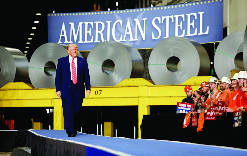 Tổng thống Mỹ Donald Trump thăm một nhà máy của Tập đoàn Thép Irvin Works ở West Mifflin, bang Pennsylvania, Mỹ. Ảnh: REUTERS 