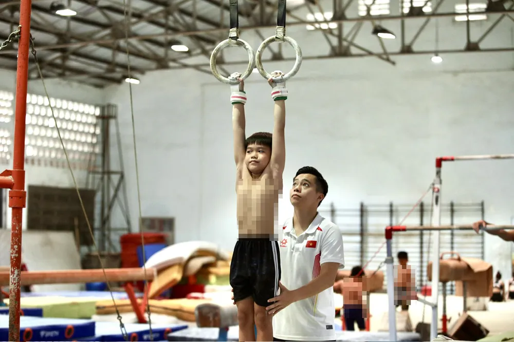 VĐV của đội tuyển TDDC TPHCM miệt mài tập luyện tại CLB Thể dục Trần Hưng Đạo. Ảnh: DŨNG PHƯƠNG