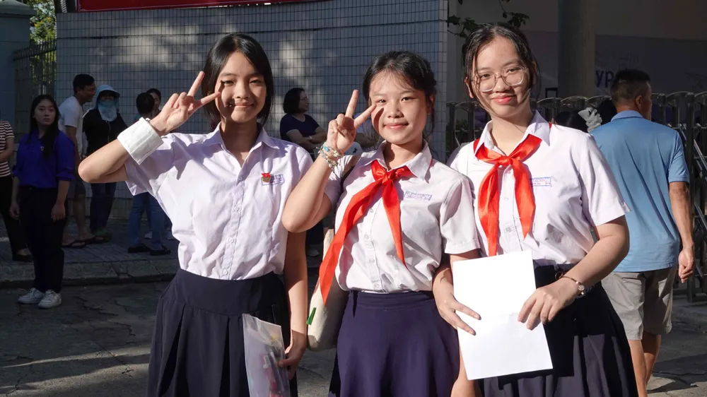 Học sinh trường THCS Tây Sơn tự tin bước vào môn thi đầu tiên. Ảnh: XUÂN QUỲNH