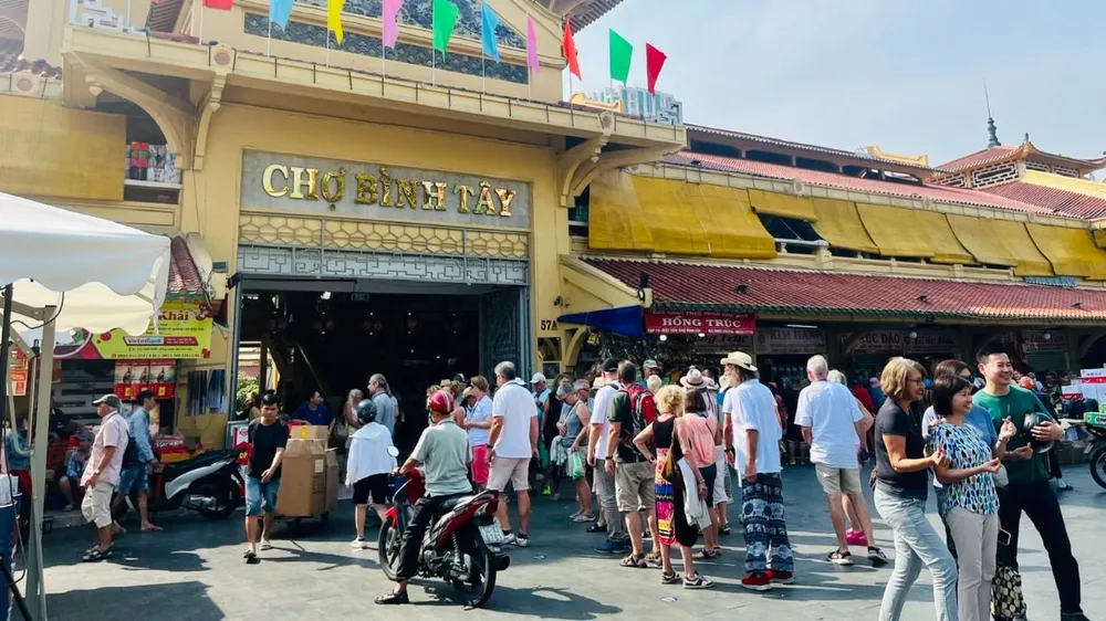 Du khách, người dân tham quan, mua sắm tại chợ Bình Tây