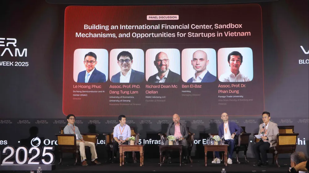 Các diễn giả thảo luận với chủ đề "Xây dựng Trung tâm tài chính quốc tế, cơ chế sandbox và cơ hội cho khởi nghiệp tại Việt Nam". Ảnh: XUÂN QUỲNH