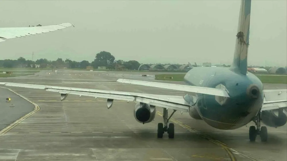 Va chạm giữa hai máy bay trong quá trình di chuyển tại khu vực đường lăn sân bay Nội Bài. Ảnh: CTV