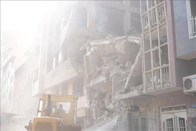 Tòa nhà tại Tehran, Iran bị phá hủy sau các cuộc không kích của Israel. Ảnh: THX/TTXVN