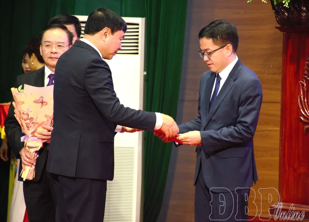 Bí thư Tỉnh ủy Trần Quốc Cường trao Quyết định cho Bí thư Đảng ủy, Chủ tịch HĐND xã Na Sang. Ảnh: BÁO ĐIỆN BIÊN