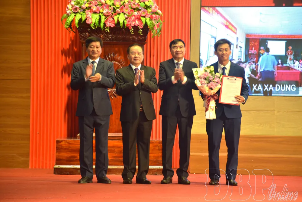 Các đồng chí lãnh đạo tỉnh trao quyết định và chúc mừng lãnh đạo xã Mường Luân. Ảnh: BÁO ĐIỆN BIÊN