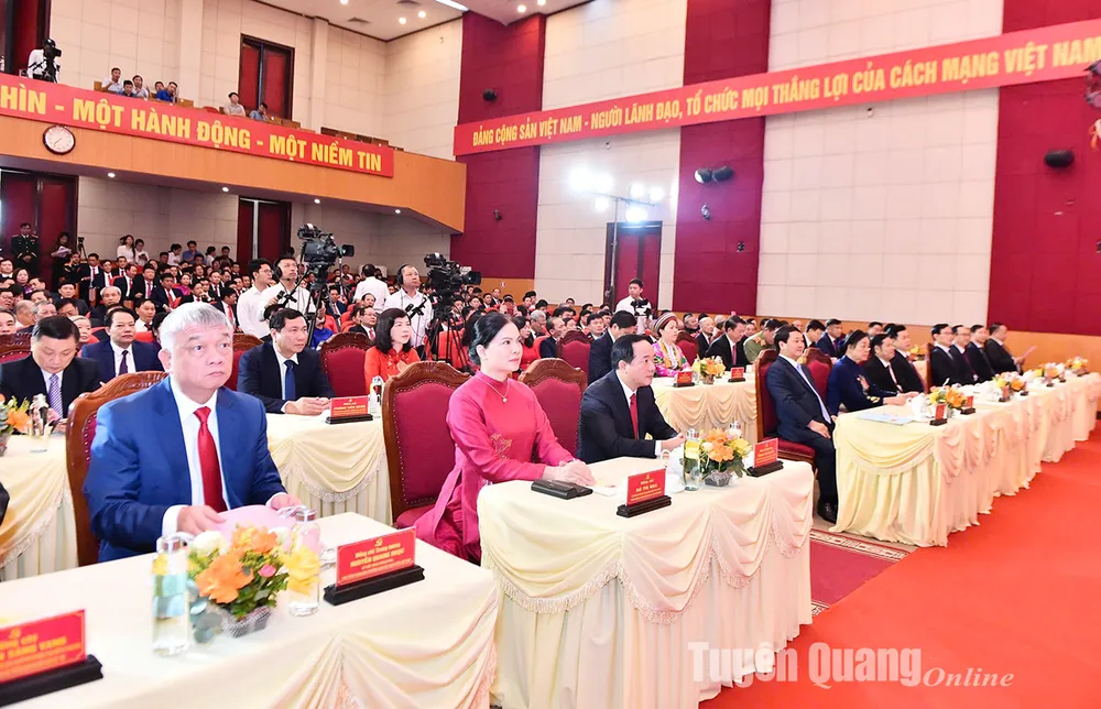 Các đồng chí lãnh đạo Trung ương, lãnh đạo tỉnh dự điểm cầu tỉnh. Ảnh: THANH PHÚC