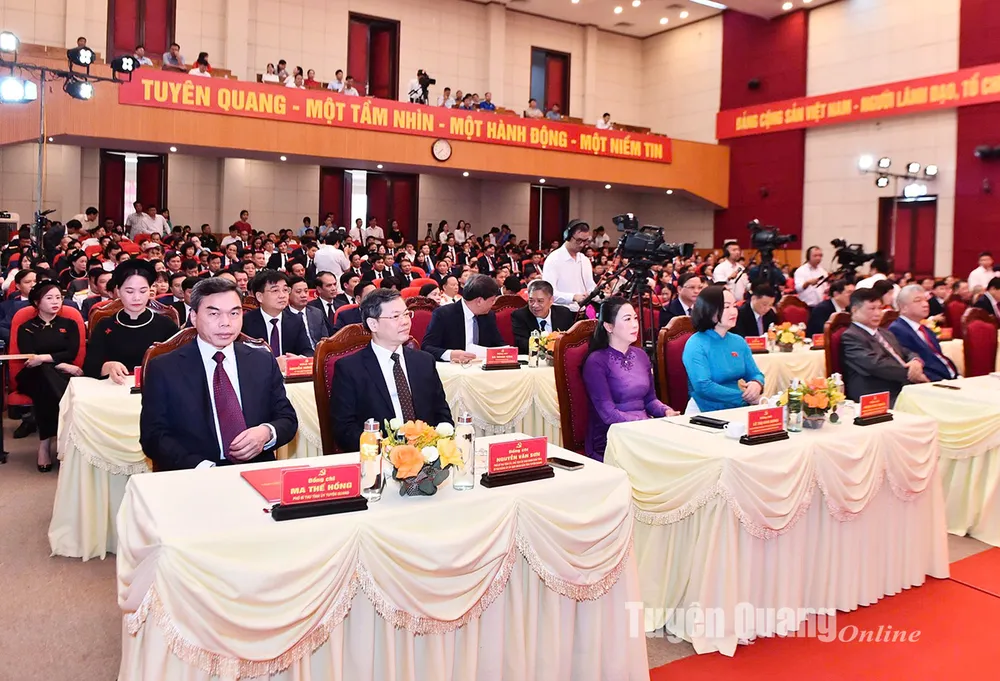 Các đồng chí lãnh đạo tỉnh, nguyên lãnh đạo tỉnh và các đại biểu dự tại điểm cầu tỉnh. Ảnh: THANH PHÚC