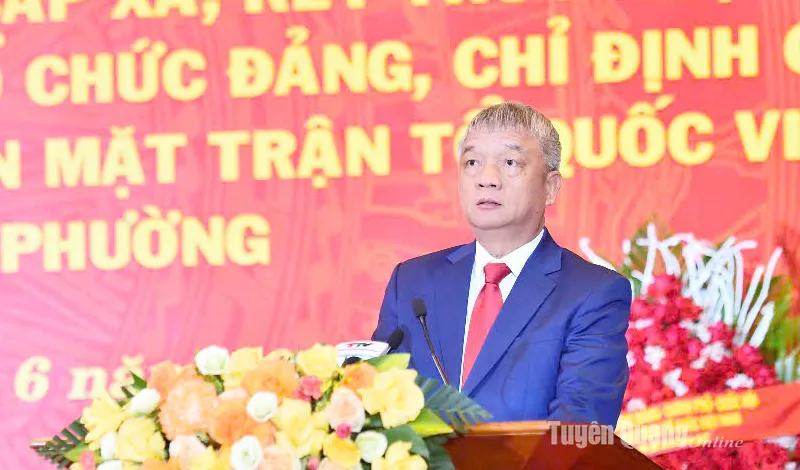 Trung tướng Nguyễn Quang Ngọc công bố các quyết định. Ảnh: THANH PHÚC