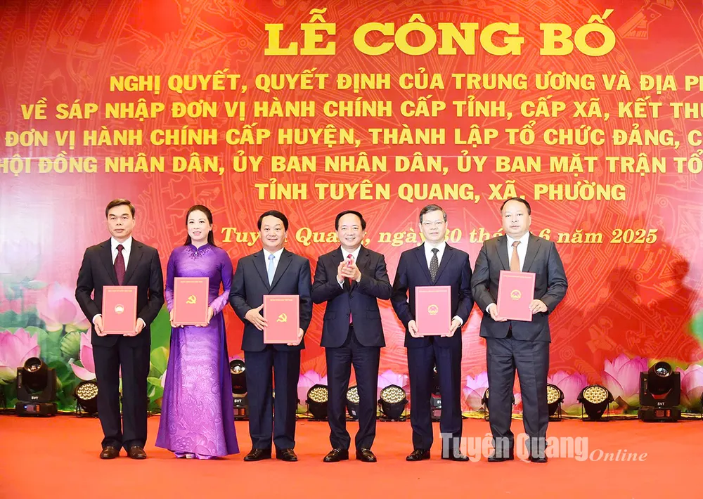 Thượng tướng Trịnh Văn Quyết, Bí thư Trung ương Đảng, Chủ nhiệm Tổng cục Chính trị Quân đội nhân dân Việt Nam trao Quyết định chỉ định của Trung ương cho các đồng chí Thường trực Tỉnh ủy Tuyên Quang