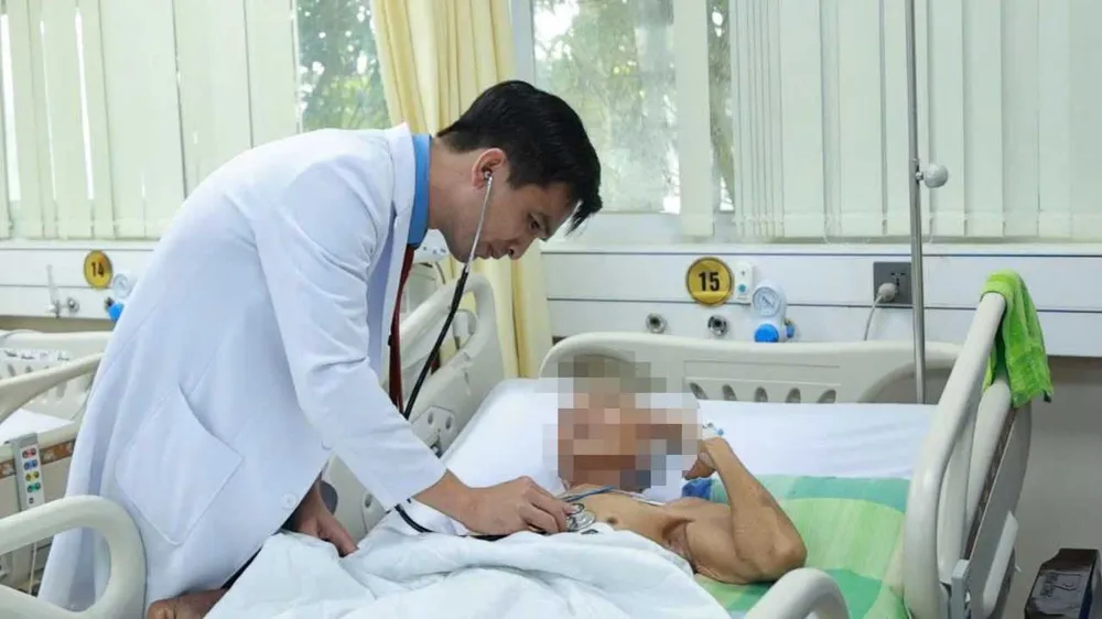 Bác sĩ thăm khám, điều trị cho bệnh nhân