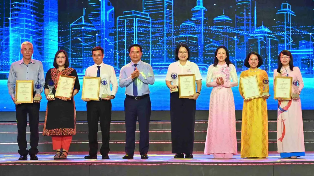 Phó Bí thư Thành ủy, Chủ tịch UBND TPHCM Nguyễn Văn Được chúc mừng các tác giả, nhóm tác giả lĩnh vực Quản lý nhà nước. Ảnh: VIỆT DŨNG