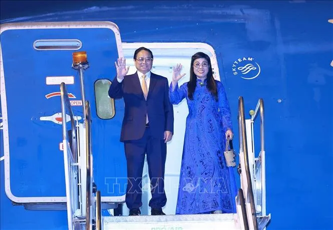 Thủ tướng Phạm Minh Chính và Phu nhân Lê Thị Bích Trân tại sân bay quân sự Galeao, Rio de Janeiro (Brazil). Ảnh: TTXVN