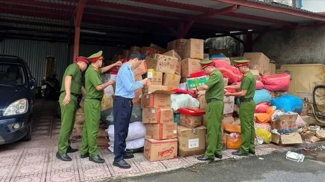 Lực lượng chức năng tiếp nhận số lượng lớn bánh kẹo do người dân giao nộp. Ảnh: CÔNG AN HÀ NỘI