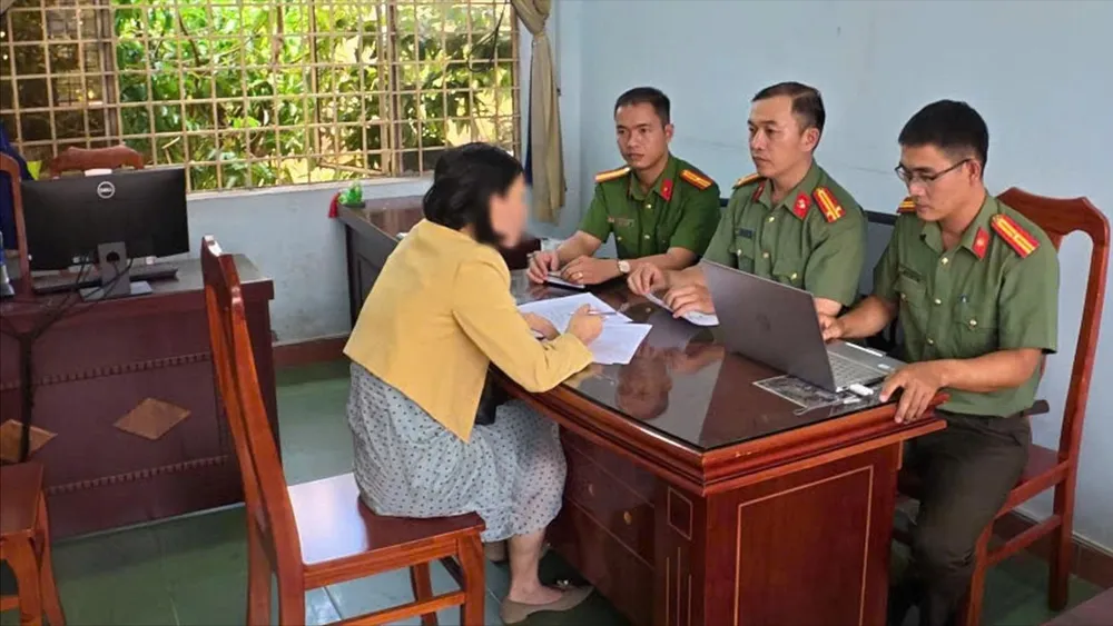 Cơ quan công an làm việc với bà T. Ảnh: CACC