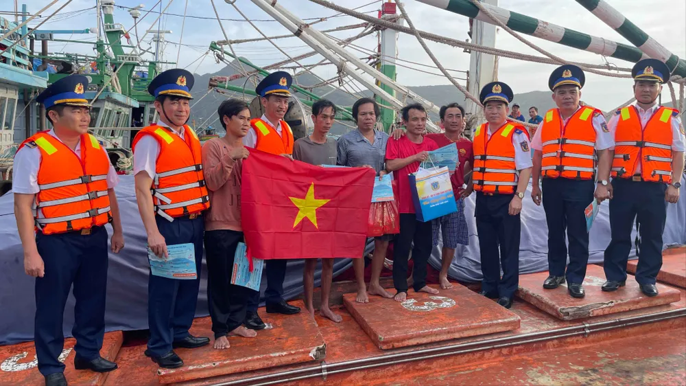 Vùng Cảnh sát biển 3 tặng cờ, áo phao cho bà con ngư dân