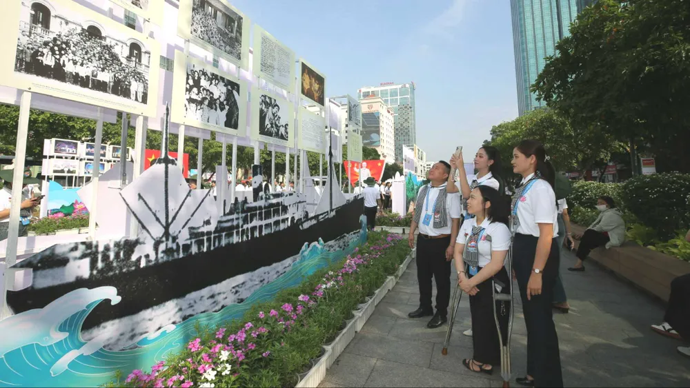 Đường đi bộ Nguyễn Huệ ở khu vực trung tâm TPHCM, nơi tổ chức các chương trình nghệ thuật ngoài trời thu hút sự quan tâm của công chúng. Ảnh: DŨNG PHƯƠNG