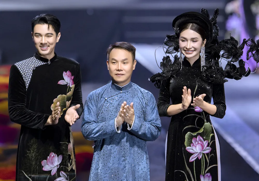 NTK Nguyễn Việt Hùng (giữa) gửi tình yêu đến Huế qua các bộ sưu tập mới