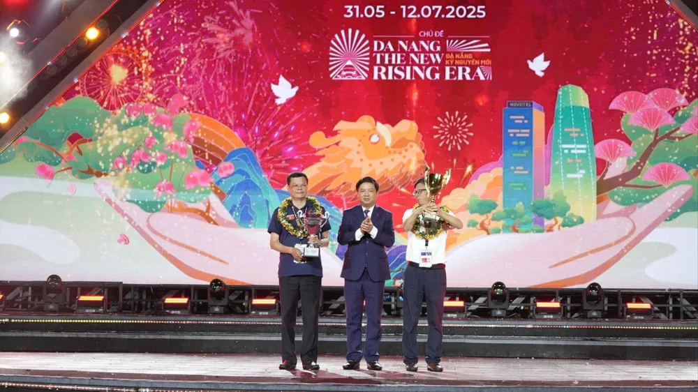 Chủ tịch UBND TP Đà Nẵng Lương Nguyễn Minh Triết trao giải thưởng cho đội Jiangxi Yangfeng (bìa phải) và đội Z121 Vina Pyrotech