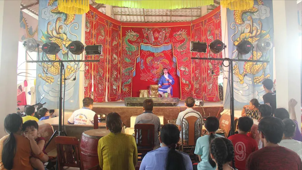 Hát bội trong lễ Kỳ yên tại một ngôi đình 