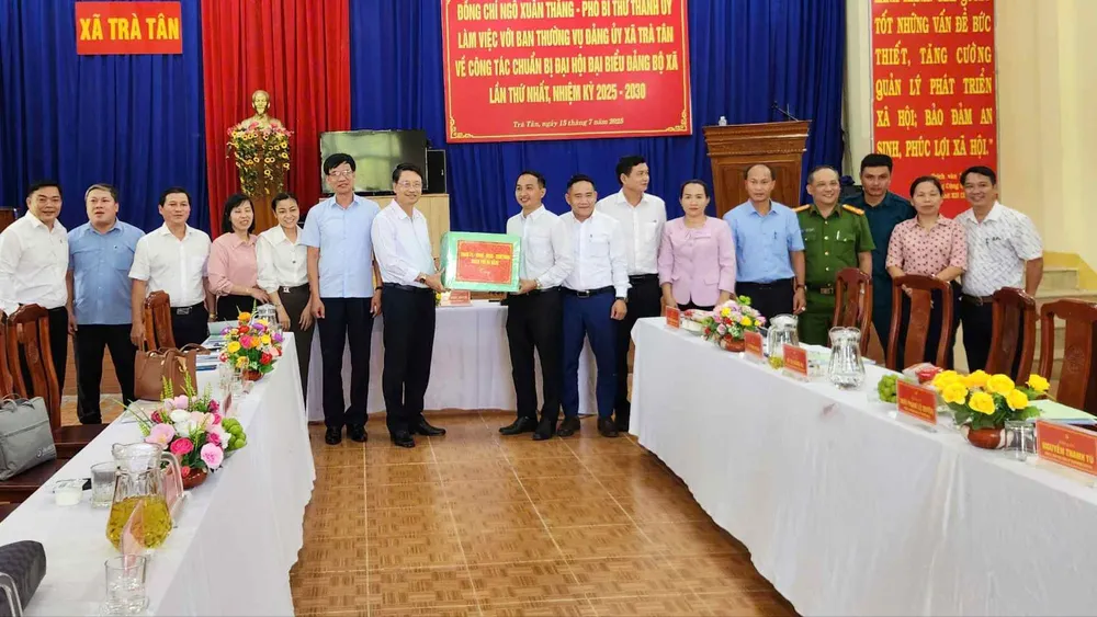 Ông Ngô Xuân Thắng, Phó Bí thư Thành ủy Đà Nẵng cùng đoàn công tác tặng quà cho Đảng ủy xã Trà Tân