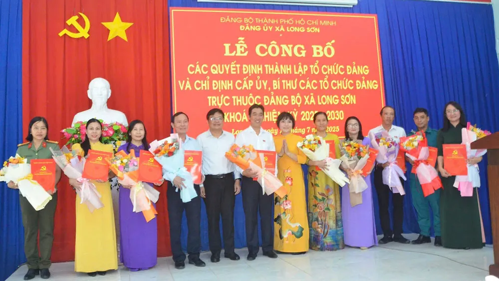 Lễ công bố các quyết định thành lập tổ chức Đảng trực thuộc Đảng bộ xã Long Sơn khóa I, nhiệm kỳ 2025 - 2030