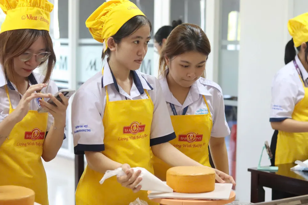 Sinh viên ngành Nhà hàng khách sạn Trường ĐH Tài chính Marketing TPHCM trong giờ học làm bánh.jpg
