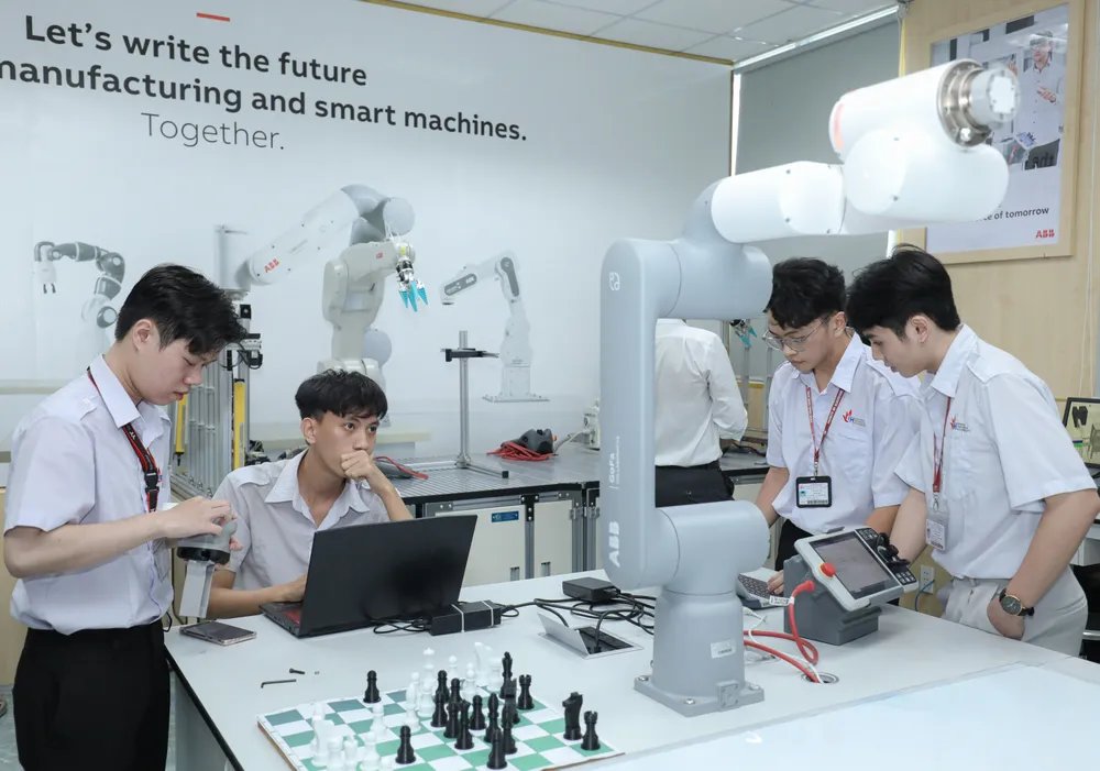 Sinh viên ngành Robot và trí tuệ nhân tạo trong giờ học thực hành tại phòng thí nghiệm.jpg